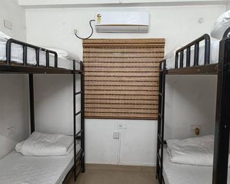 Travelers Hostel - גוואטי - חדר שינה