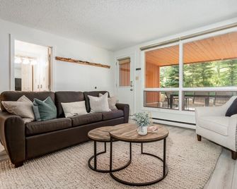 Fully Renovated Studio | Ski in/Ski Out: Closest Condo to Lift | Pool & Hot Tubs - Panorama - Sala de estar