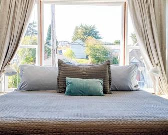 #stayinmydistrict Heritage House Suite - Coos Bay - Bedroom