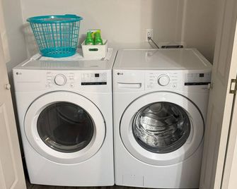 Charming 2-bedroom duplex with WiFi, AC in marvelous Mansfield - Mansfield - Lavandería