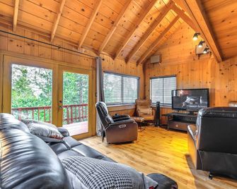 Cozy Mi-Wuk Village Cabin 18 Mi to Dodge Ridge! - Mi Wuk Village - Sala de estar