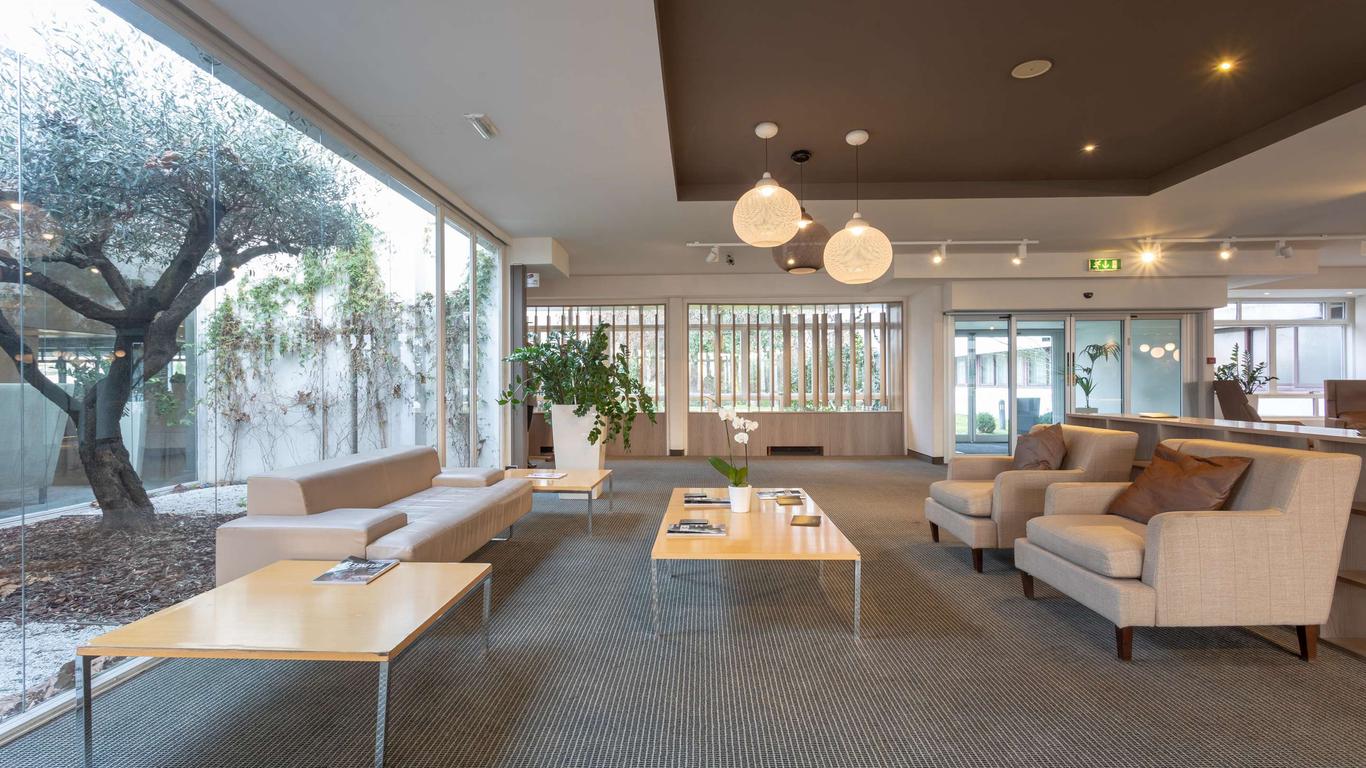 ليفينج بليس هوتل