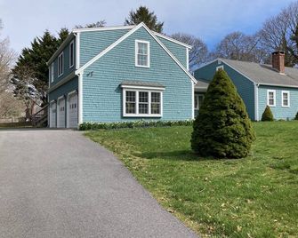 Cozy apartment in a quiet wooded neighborhood, just 2 miles from Nauset Beach. - Orleans - Gebäude