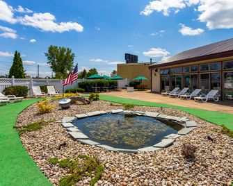 Quality Inn & Suites Plattsburgh - Plattsburgh - Zwembad