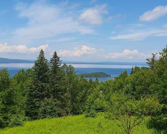 Cozy log cabin with fantastic views and 2 bathrooms - St. Peter's
