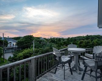 Lovely 3 bed/2.5 bath ~ 4 minute walk to the beach - Emerald Isle - Balcony