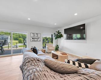 This house is a 5 bedroom(s), 4.5 bathrooms, located in Elkhart Lake, WI. - Elkhart Lake - Sala de estar