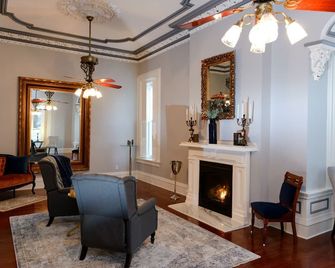 'The Big Brickhouse' - Entire House Rental - Mercer - Living room