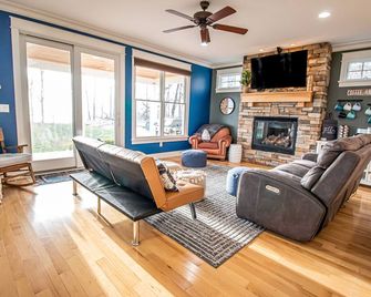 Luxury Stay on Lake Michigan with Swim Spa, Near Wineries, Breweries, and Hiking - Pentwater - Living room