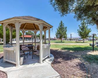 Quality Inn On Historic Route 66 - Barstow - Patio
