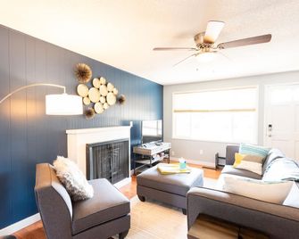 Comfy & Bright 2br Flat W/ Fenced Yard Near Washington Square - Tigard - Living room