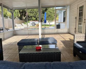 Vacation Home W/ Hot Tub, 2 Master Bedrooms, Heated Pool Near Beaches! - Oldsmar - Patio