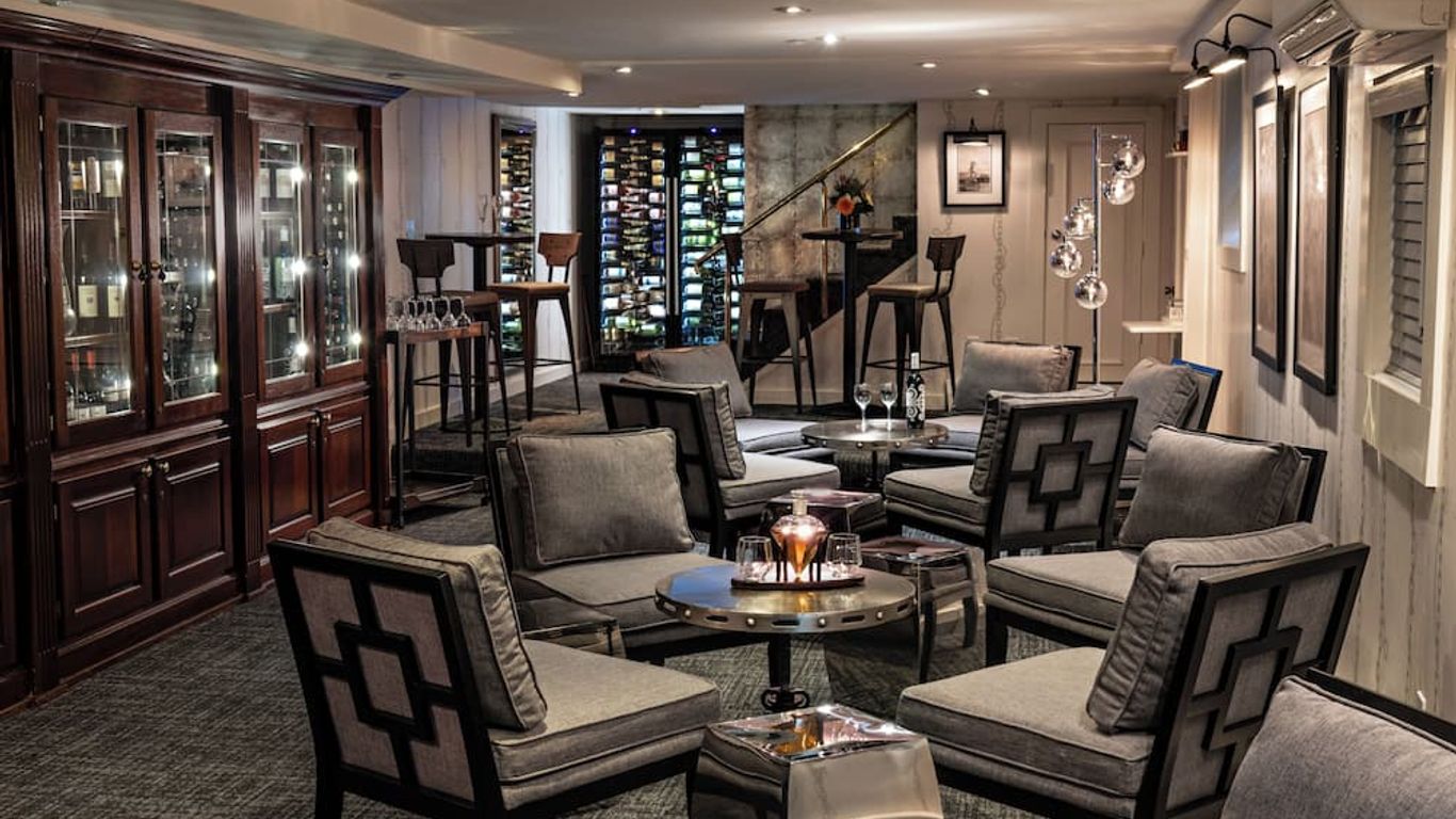 Crowne Pointe Historic Inn Adults Only