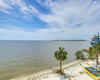 Walkable Beachfront Retreat on Cedar Key! - Cedar Key - Beach