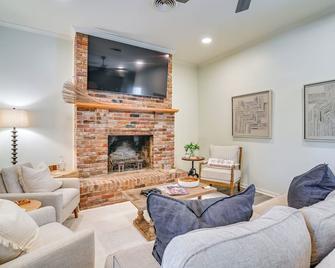 1 Mi to Miss State Wremy Cottage with Deck and Yard - Starkville - Obývací pokoj