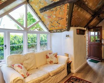 Toad Hall Cottage - Totnes - Living room