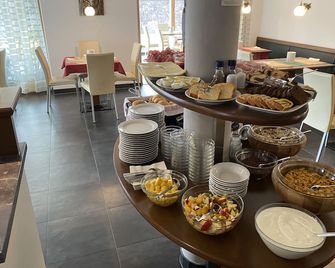 Garni - Hotel Am Burghuegel - San Candido - Buffet