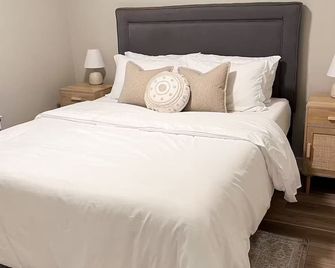 Charming 2-bedroom cottage with a Lake View - 셀리나 - 침실