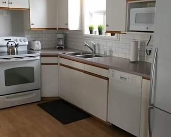 Beautiful Cardston Home (main floor) - Cardston - Kitchen