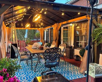 Large Relaxing Family Retreat In The Hudson Valley with Theatre and Gazebo - Fishkill - Patio