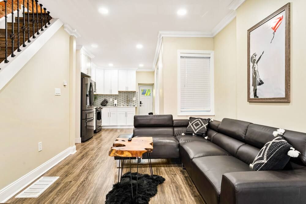 Stylish, Fun and Cozy | Pool table, Dart board and Parking