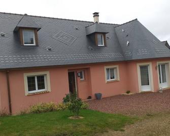 Chambre à Louer 2 Personnes Avec Salle D'eau et WC Privatifs - Caumont-sur-Aure - Edificio