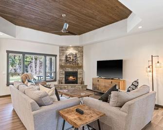 Beautiful dog-friendly home close to river w/central AC, deck, W/D, RV parking - Priest River - Living room