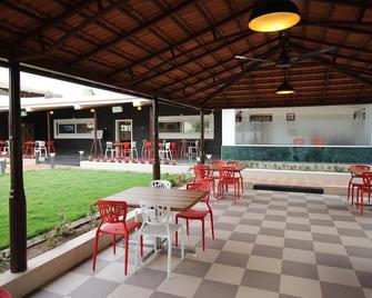 Hotel Majestique pune - Uruli Kānchān - Patio