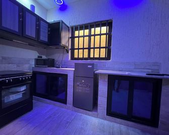 Le11Onze: 1-Bed, 1-Bath - Apt 1 - Lomé - Kitchen