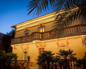 Hôtel Du Soleil - סן-רפאל - בניין