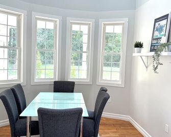 Cozy Family Acton Retreat Backyard fun - Halton Hills - Comedor