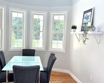 Cozy Family Acton Retreat Backyard fun - Halton Hills - Comedor