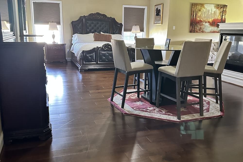 Executive Home 6,000 Sqft With Theatre Room And Large Yard