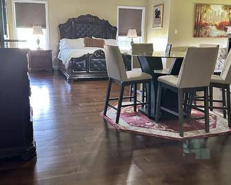 Executive Home 6,000 Sqft With Theatre Room And Large Yard - Swedesboro - Dining room
