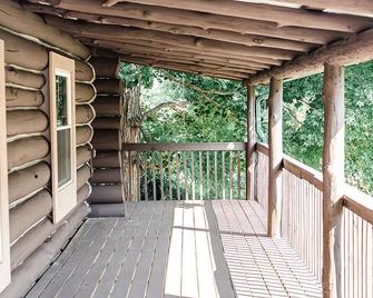 Recently renovated mountaintop cabin! - Pearisburg - Balcón