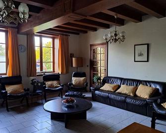 Comfortable holiday home with spacious garden - Ygrande - Obývací pokoj