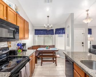 NEW 3 Bedroom w/ den! 5 Queen beds! Heated Private Pool! - San Tan Valley - Kitchen