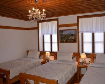 Hotel Bebej Tradicional - Gjirokastra - Habitación