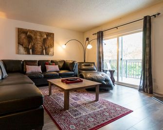 Relax to the Max + Stay & Play in the Lap of Luxury - Winnipeg - Living room