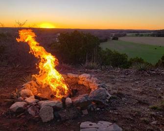 Opossum Branch Cabin Secluded Rustic Cabin with Exceptional Views! - Glen Rose - Outdoors view