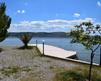 Apartments and BB Marko - Starigrad
