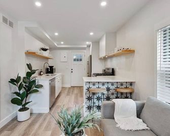 Enjoy a stylish experience at this unique, modern flat in Downtown Ferndale - Ferndale - Kitchen
