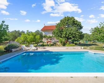 Amazing Apartment In Lozovac With Wifi - Lozovac - Zwembad