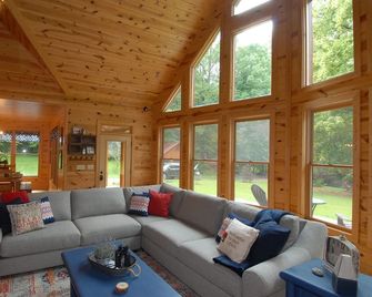 Creekfront, Fishing, Pond, Hiking & Nearby Wineries, Modern 3 Bedroom - Ellijay - Sala de estar