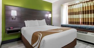 Quality Inn & Suites Longview I-20 - Longview - Bedroom