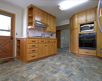 Spacious 4-bedroom house that sleeps 15- 14 Min to 49 North Mountain Resort - Chewelah - Kitchen