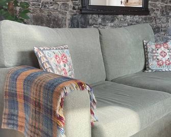Old Stable House Ground Floor barn conversion in the Cairngorm National Park - Aviemore - Living room