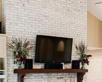 Waterfront Home on Lake Travis - Lakeway - Room amenity