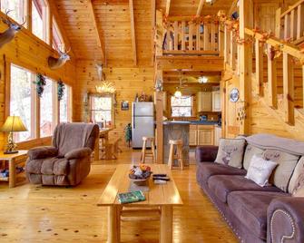 Secluded Smoky Mountain Cabin with Wraparound Deck! - Cosby - Sala de estar