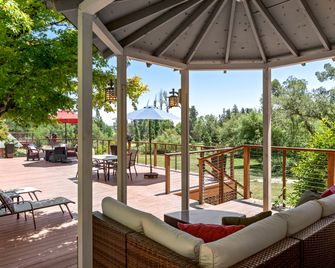Fallen Tree Ranch ~ 3 Acres in Wine Country, Pool, Hot Tub, Sauna - Sebastopol - Innenhof